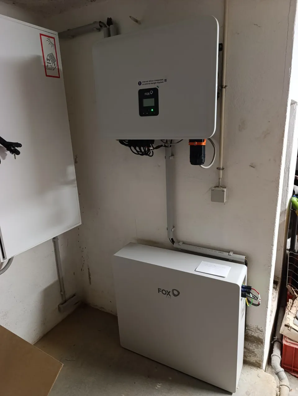 Stockage Fox ESS. Réalisation Clay Service : Onduleur et batterie à proximité du tableau