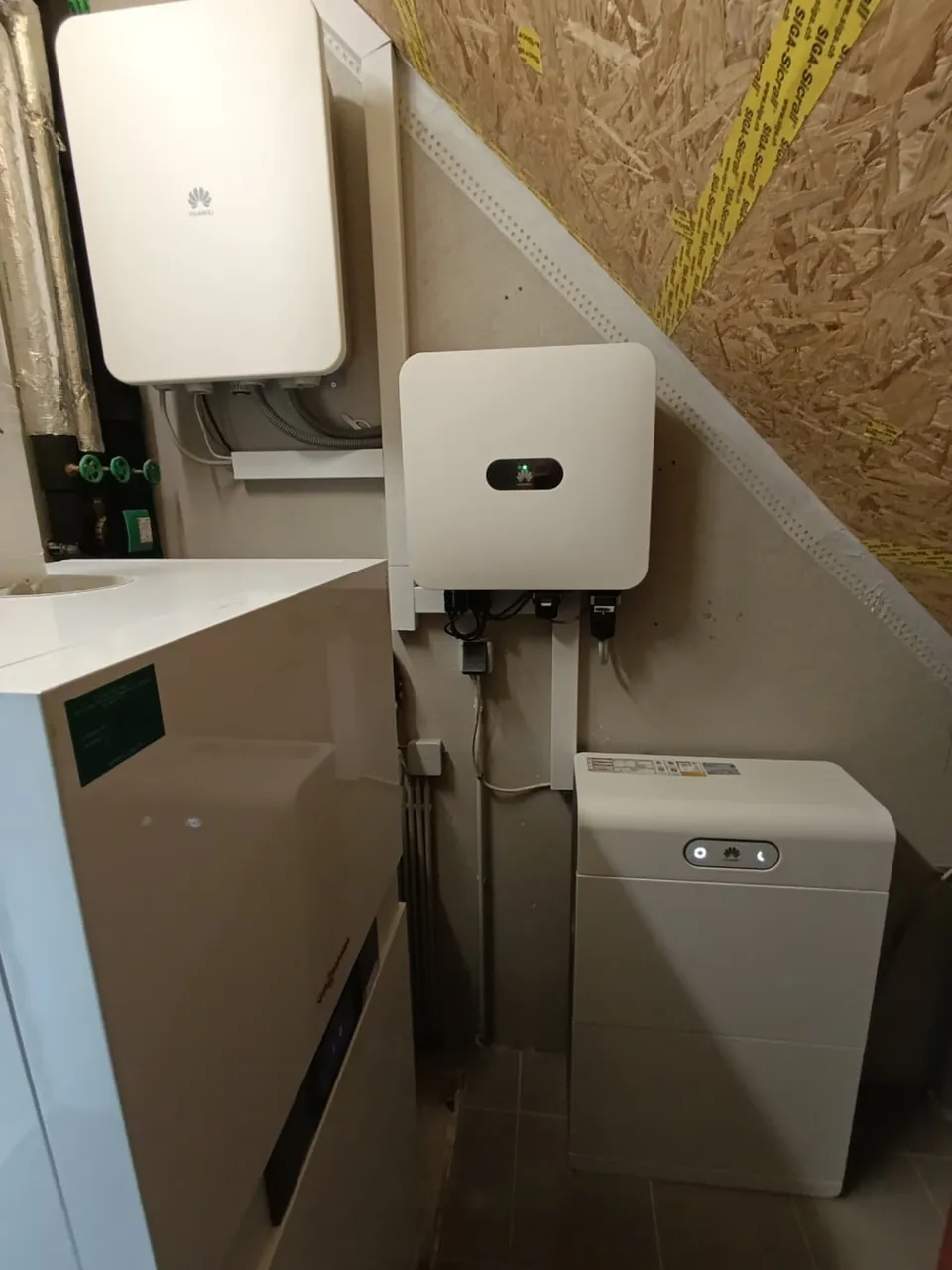 Ensemble Huawei. Réalisation Clay Service : Onduleur et batterie dans un local technique