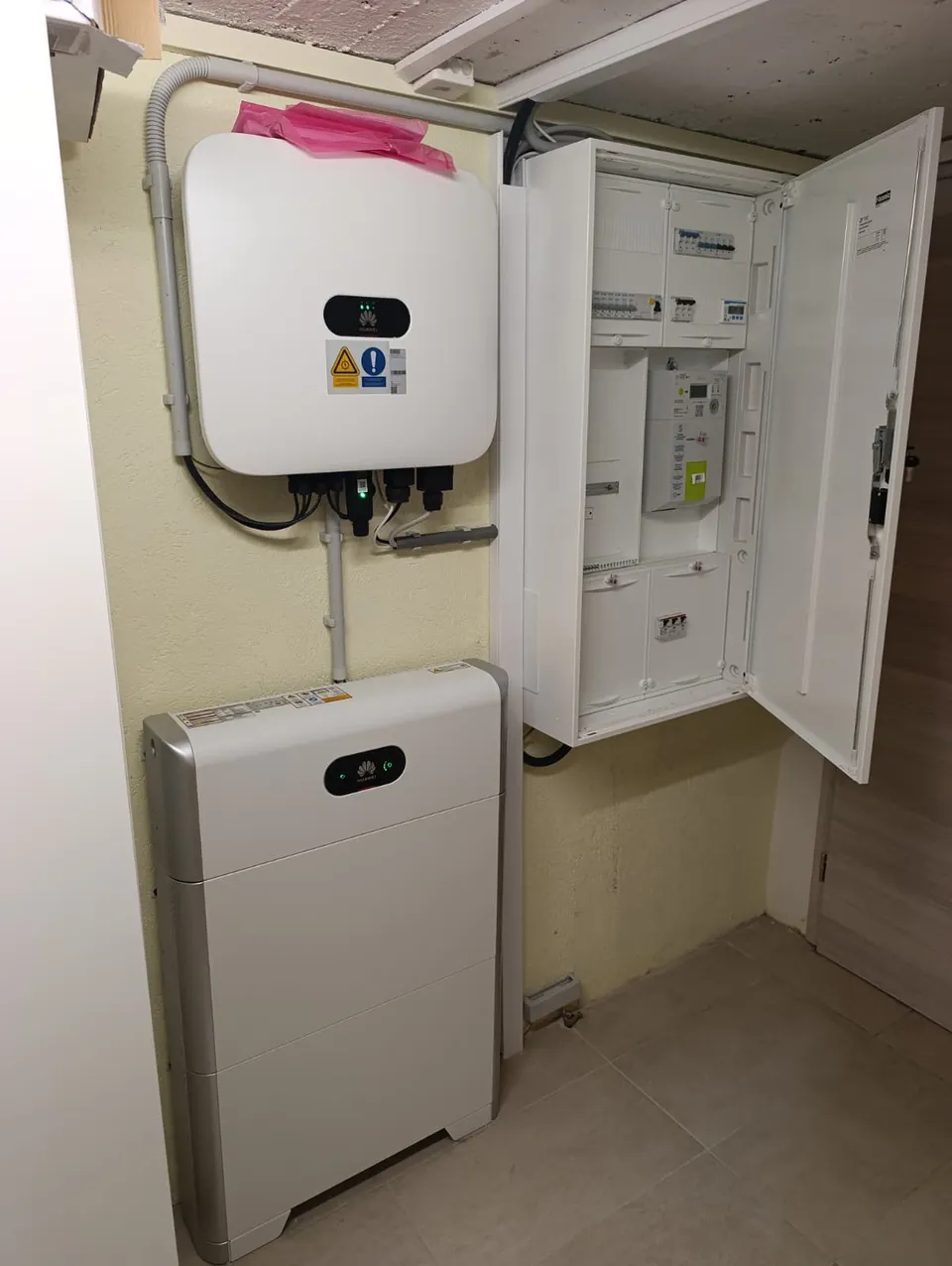 Stockage Huawei. Réalisation Clay Service : Onduleur, batterie et tableau électrique