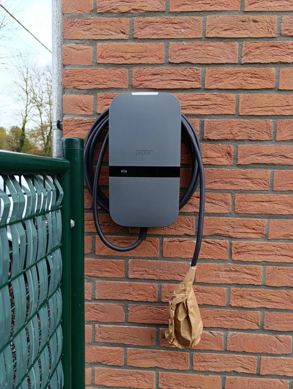 Borne Peblar. Réalisation Clay Service : Recharge murale en extérieur