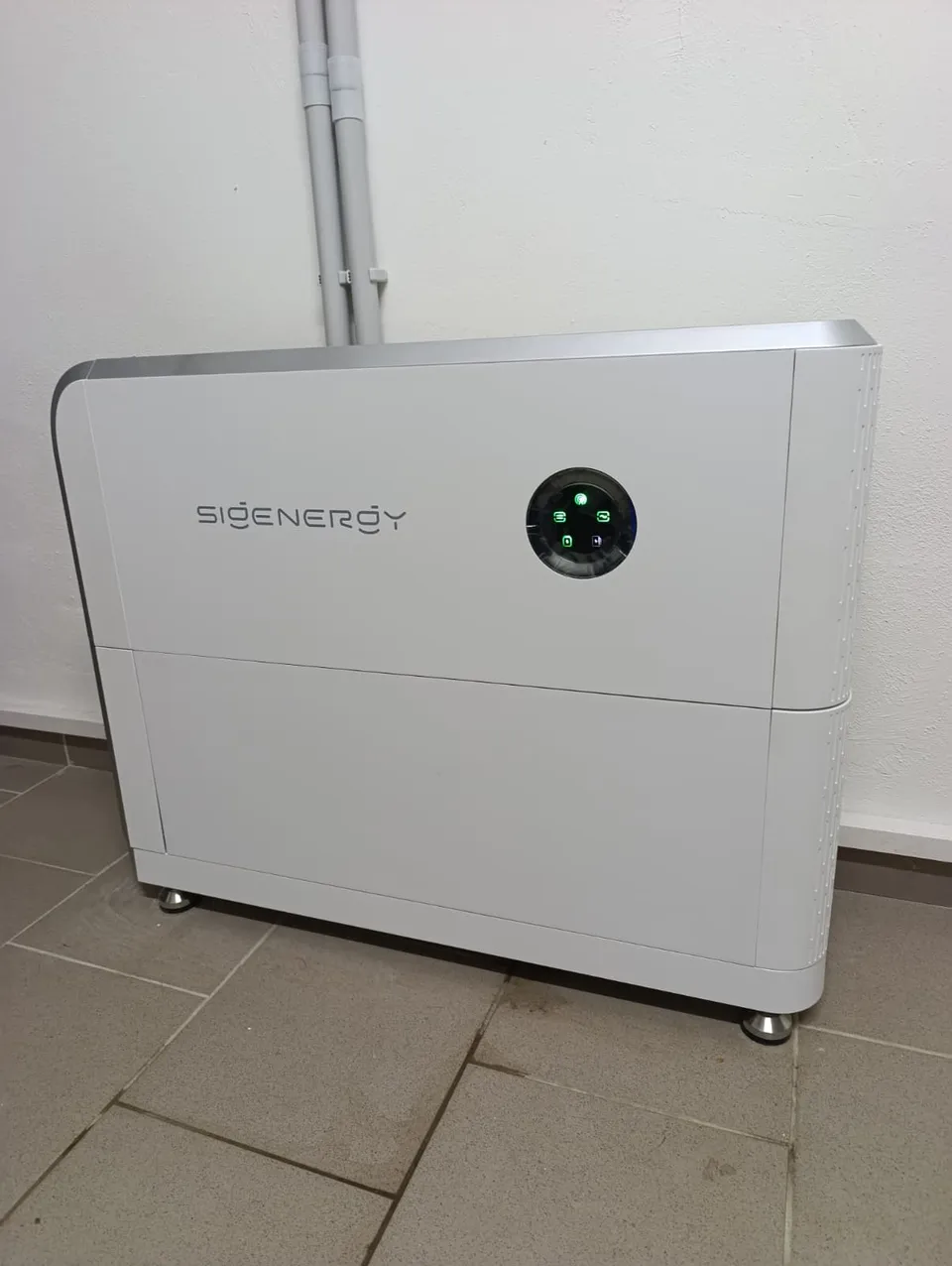 Stockage Sigenergy. Réalisation Clay Service : Système de stockage installé au sol