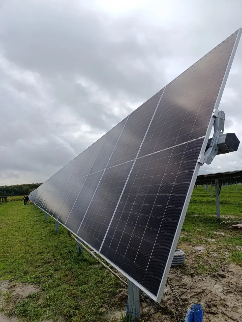 Solaire au sol. Réalisation Clay Service : Panneaux photovoltaïques sur structure métallique