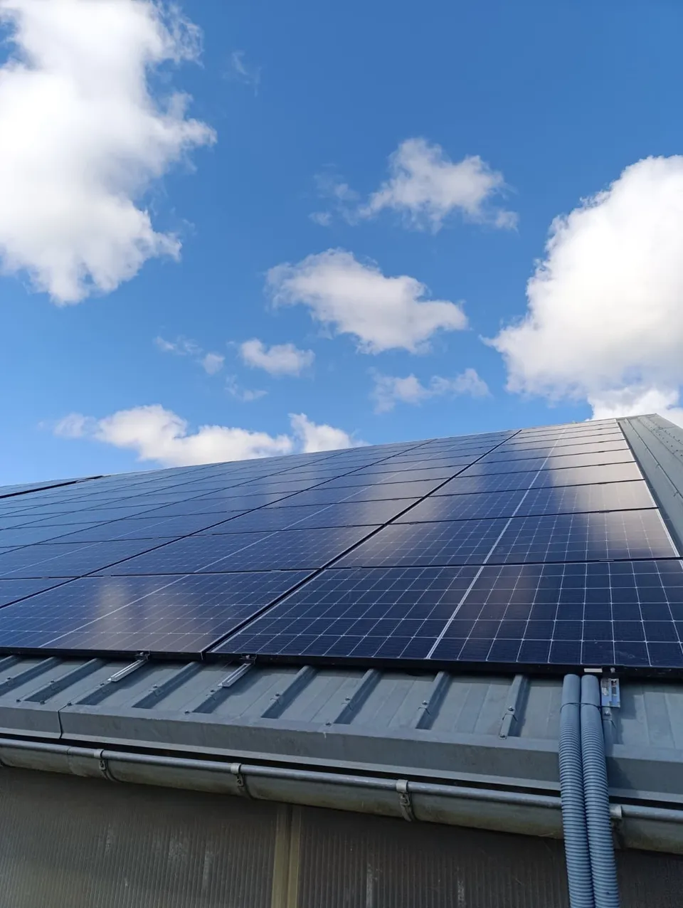 Panneaux solaires en toiture. Réalisation Clay Service : Installation sur une toiture métallique