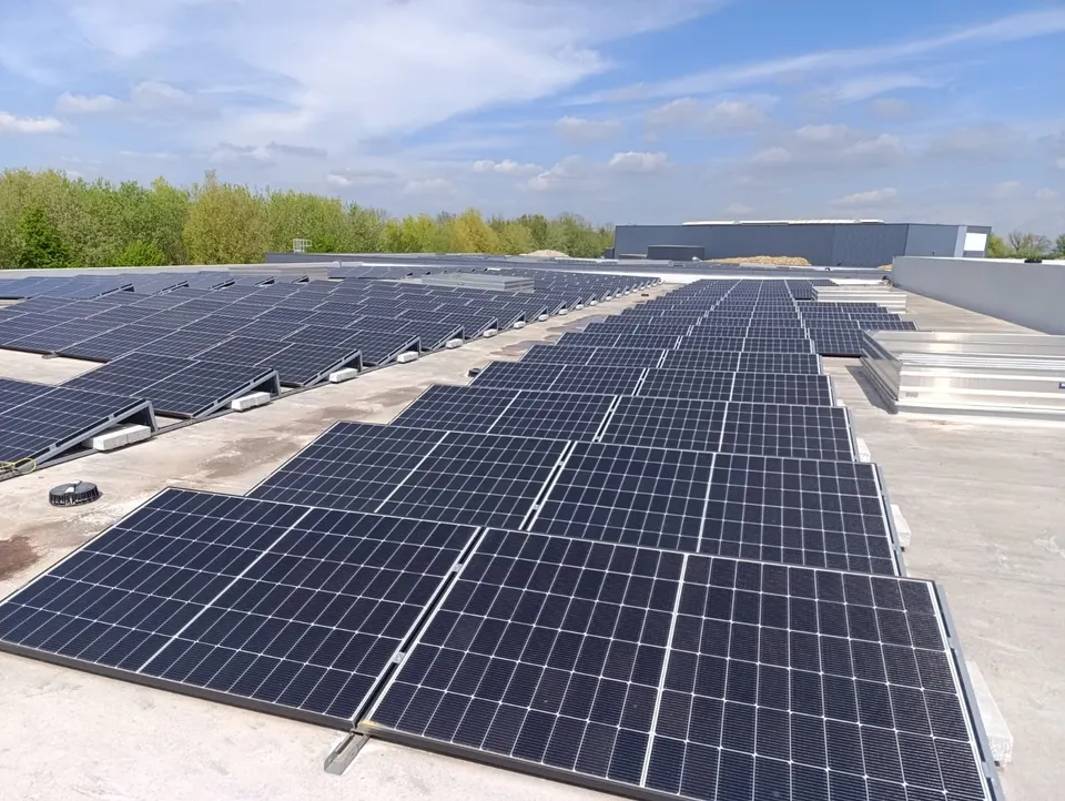 Panneaux solaires. Réalisation Clay Service : Installation sur une toiture plate