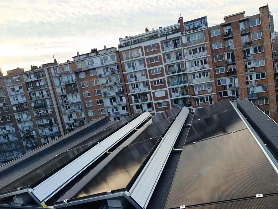 Solaire en ville. Réalisation Clay Service : Panneaux sur toiture plate en milieu urbain