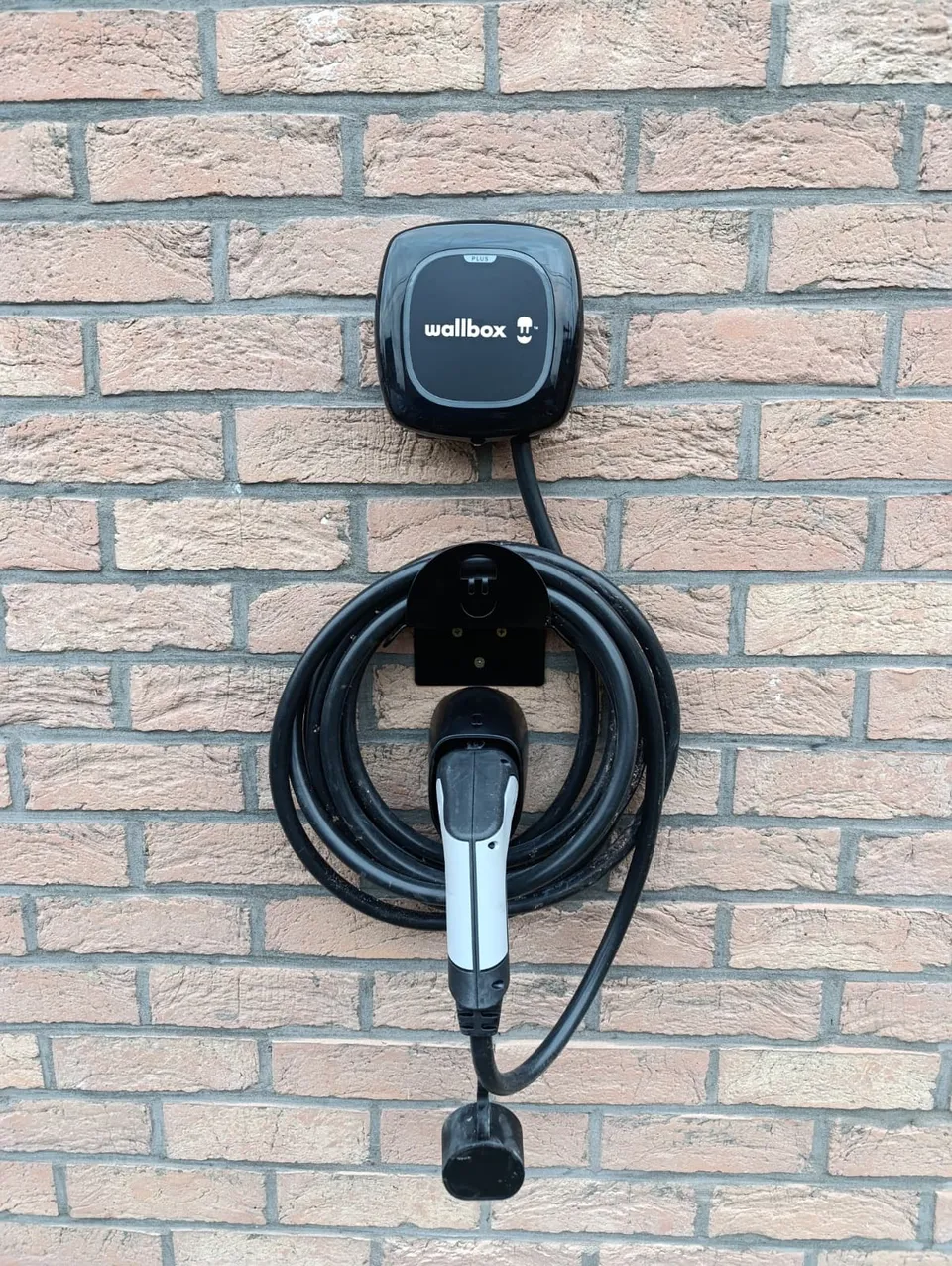 Recharge Wallbox. Réalisation Clay Service : Borne et câble sur support mural