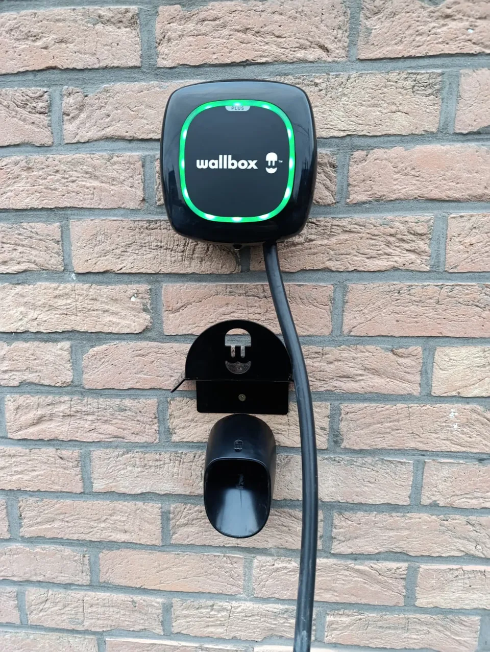 Borne Wallbox. Réalisation Clay Service : Borne murale avec support de câble