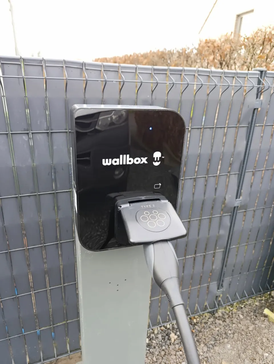Borne Wallbox sur pied. Réalisation Clay Service : Recharge extérieure avec prise de type 2
